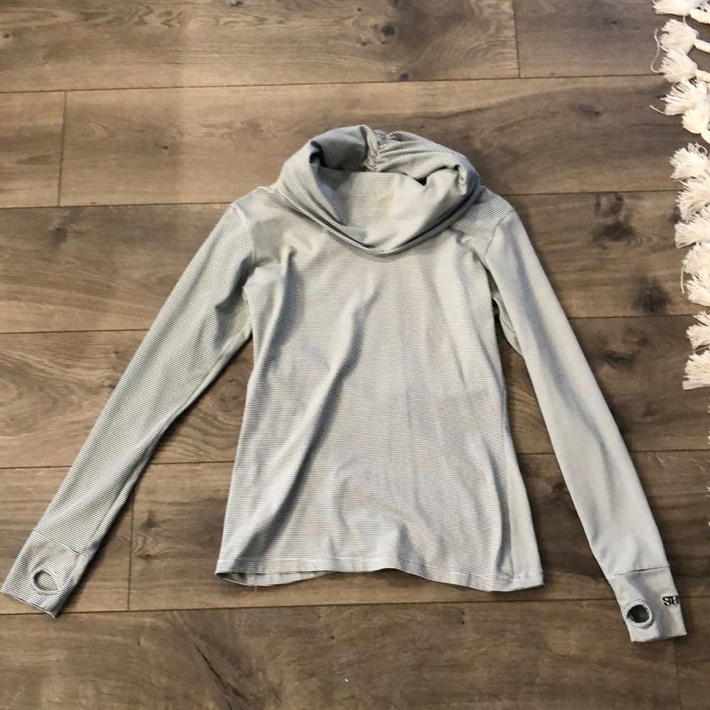 Athletic long sleeve top size small